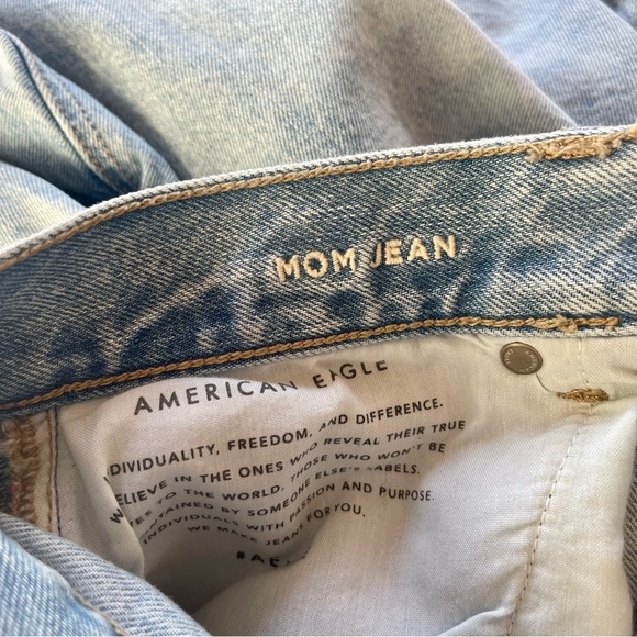 American Eagle | Ripped Mom Jean Distressed Size 12 Regular - Picture 13 of 14